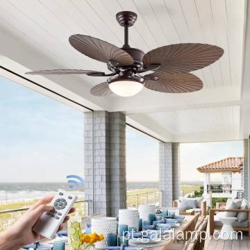 Ventilador de teto da ilha tropical com luzes de pátios ao ar livre